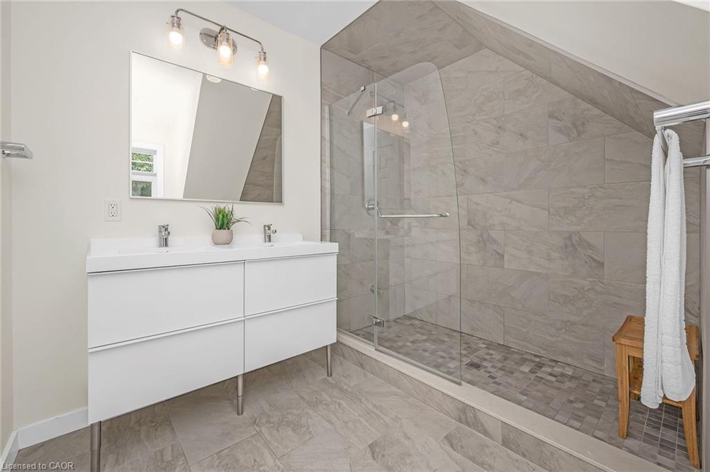 285 Surrey Drive, Oakville, ON - Indoor Photo Showing Bathroom