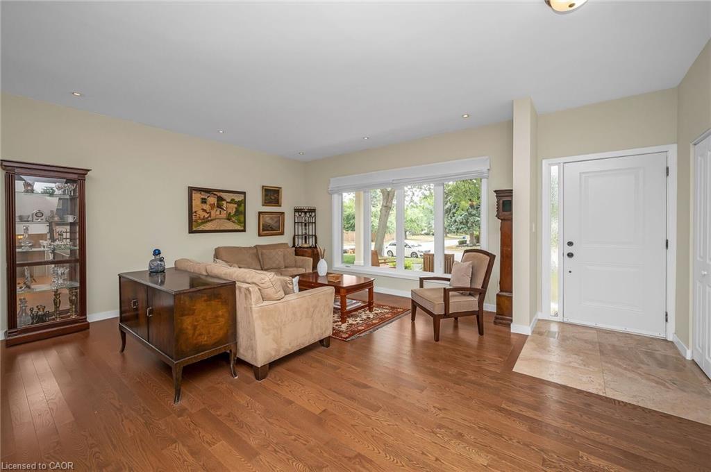 285 Surrey Drive, Oakville, ON - Indoor Photo Showing Living Room