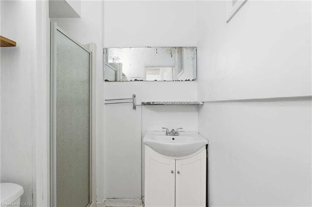 53 1/2-55 Duke Street, Brantford, ON - Indoor Photo Showing Bathroom