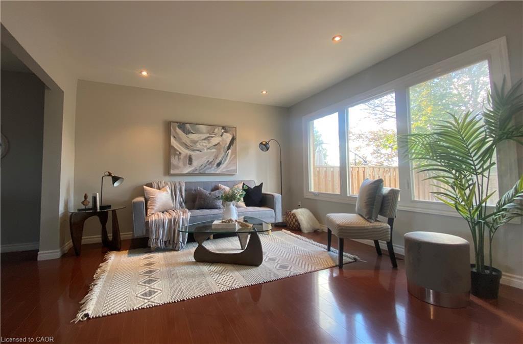 3-1025 Upper Gage Avenue, Hamilton, ON - Indoor Photo Showing Living Room