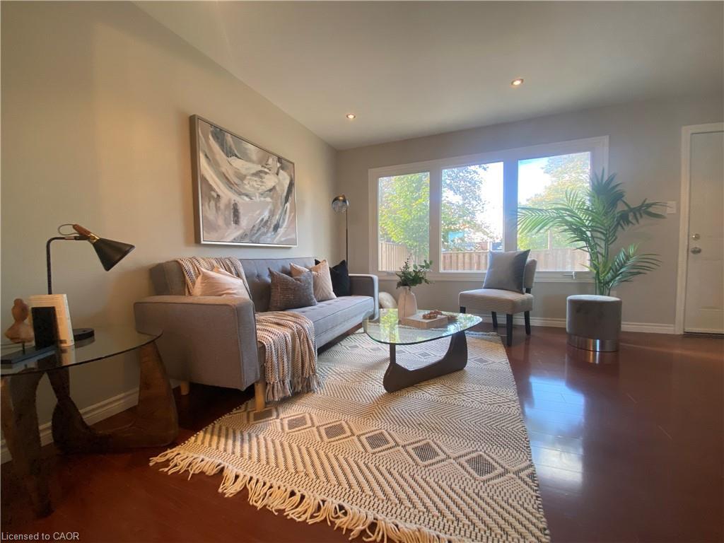 3-1025 Upper Gage Avenue, Hamilton, ON - Indoor Photo Showing Living Room