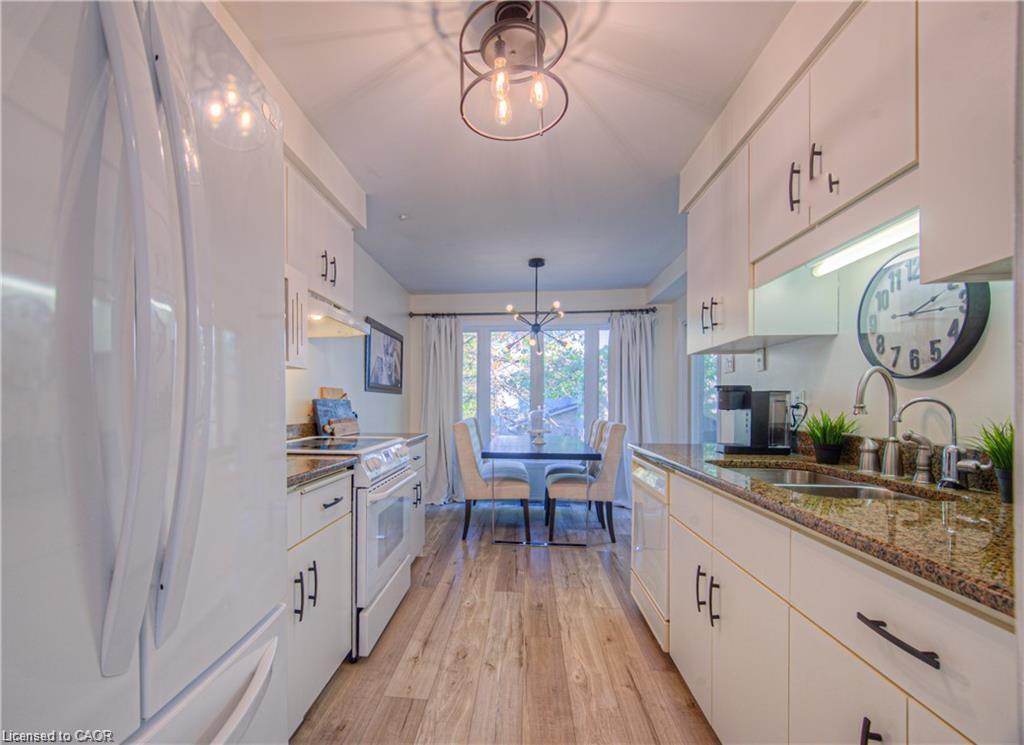 56-225 Benjamin Road, Waterloo, ON - Indoor Photo Showing Kitchen With Double Sink
