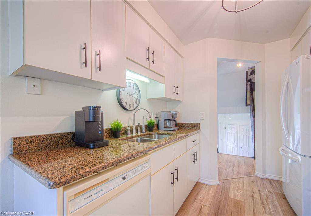56-225 Benjamin Road, Waterloo, ON - Indoor Photo Showing Kitchen With Double Sink