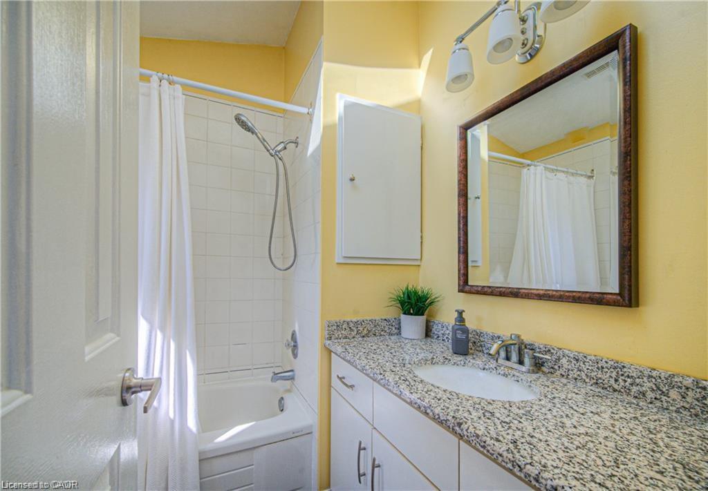 56-225 Benjamin Road, Waterloo, ON - Indoor Photo Showing Bathroom