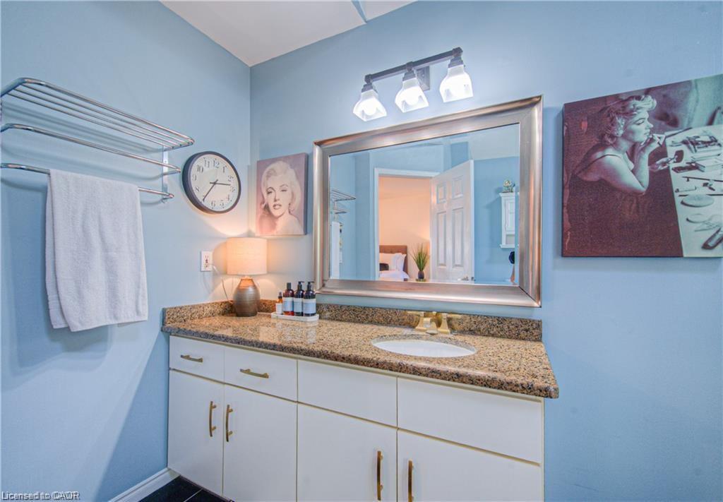 56-225 Benjamin Road, Waterloo, ON - Indoor Photo Showing Bathroom