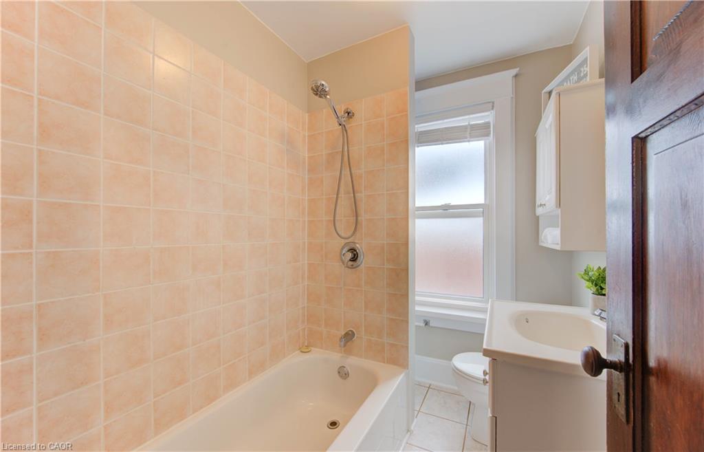 19 Fairview Avenue, Kitchener, ON - Indoor Photo Showing Bathroom