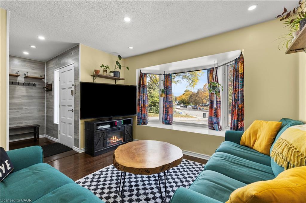 50 Gledhill Crescent, Hamilton, ON - Indoor Photo Showing Living Room