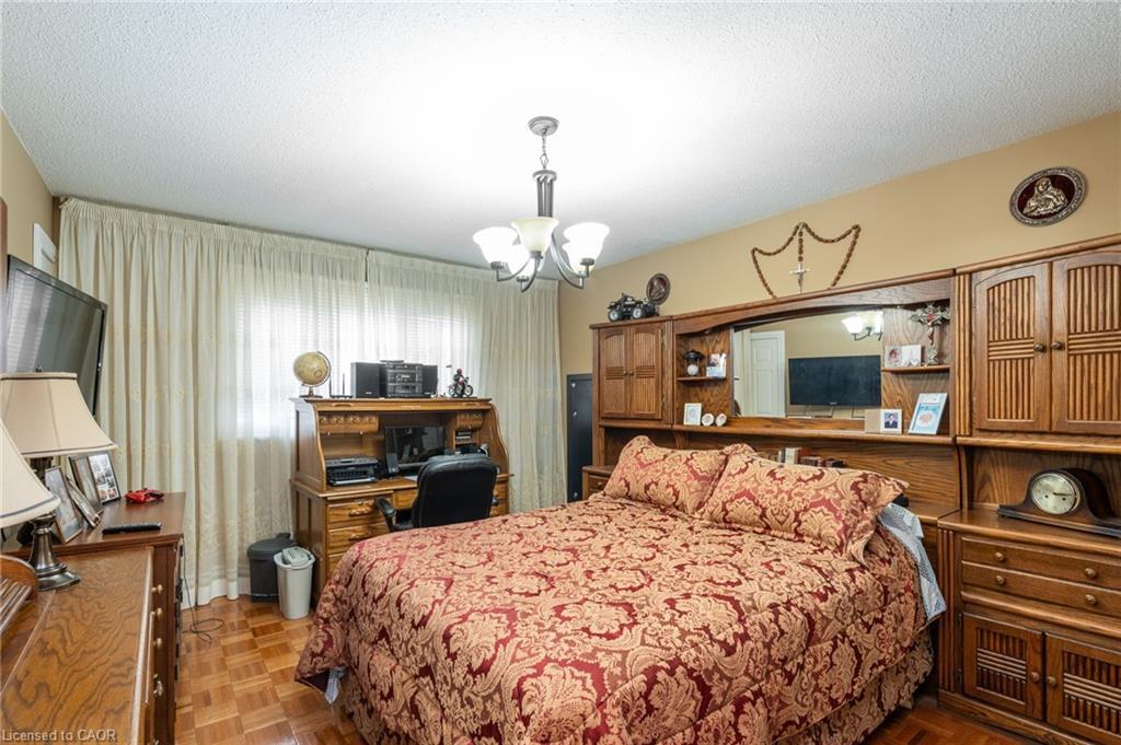 2545 Pollard Drive, Mississauga, ON - Indoor Photo Showing Bedroom