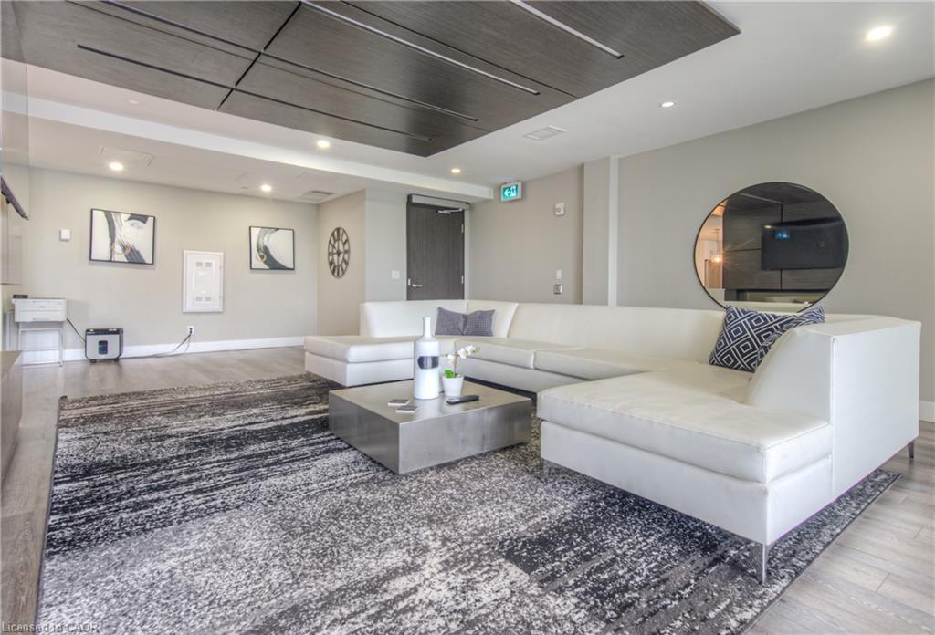 1015-15 Queen Street S, Hamilton, ON - Indoor Photo Showing Other Room