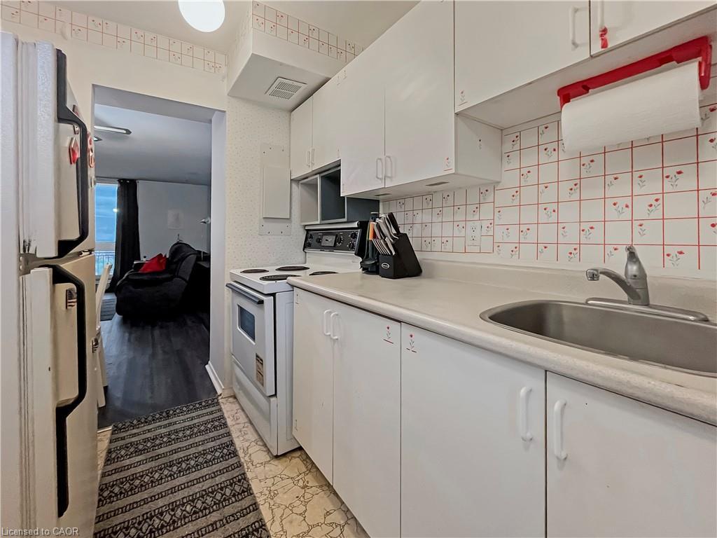 723-350 Quigley Road, Hamilton, ON - Indoor Photo Showing Kitchen
