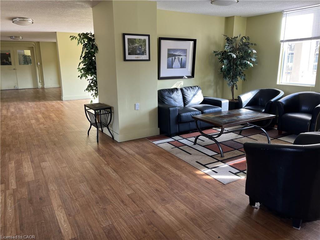 723-350 Quigley Road, Hamilton, ON - Indoor Photo Showing Living Room