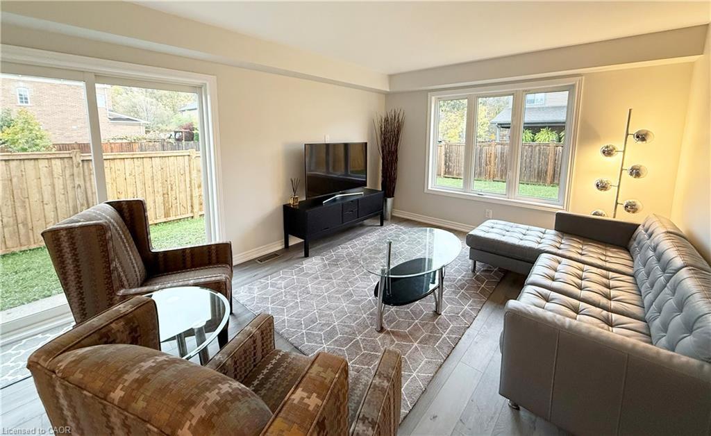 136 Winterberry Boulevard, Thorold, ON - Indoor Photo Showing Living Room