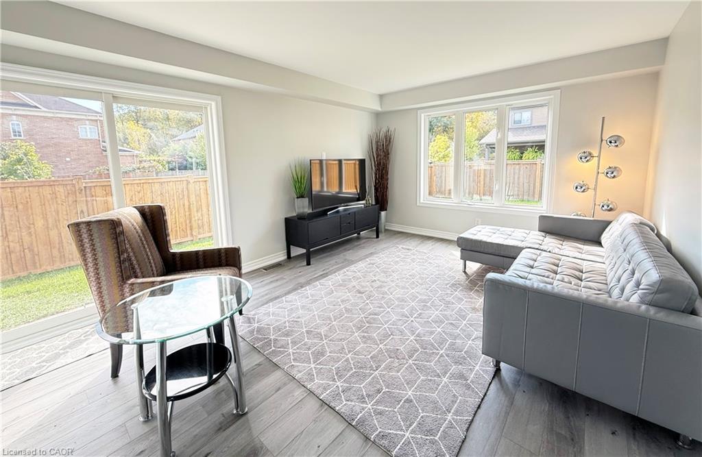 136 Winterberry Boulevard, Thorold, ON - Indoor Photo Showing Living Room