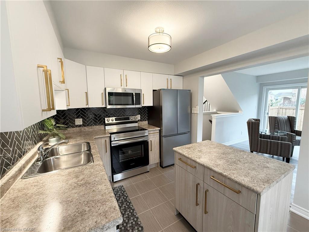 136 Winterberry Boulevard, Thorold, ON - Indoor Photo Showing Kitchen With Double Sink