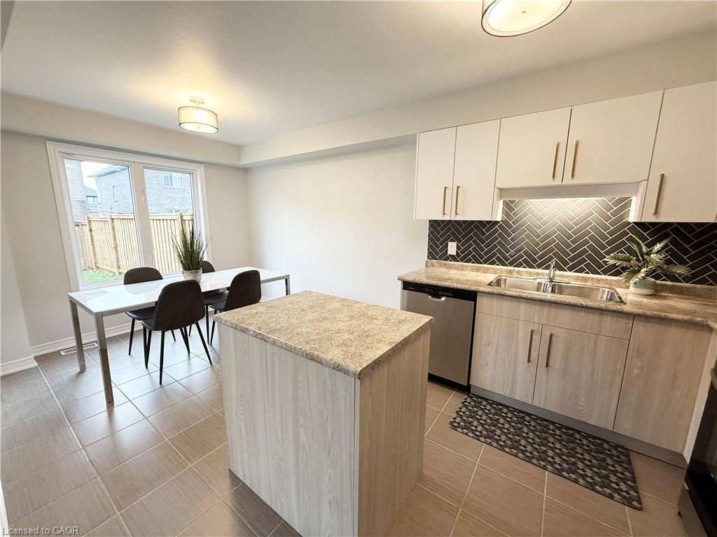 136 Winterberry Boulevard, Thorold, ON - Indoor Photo Showing Kitchen With Double Sink
