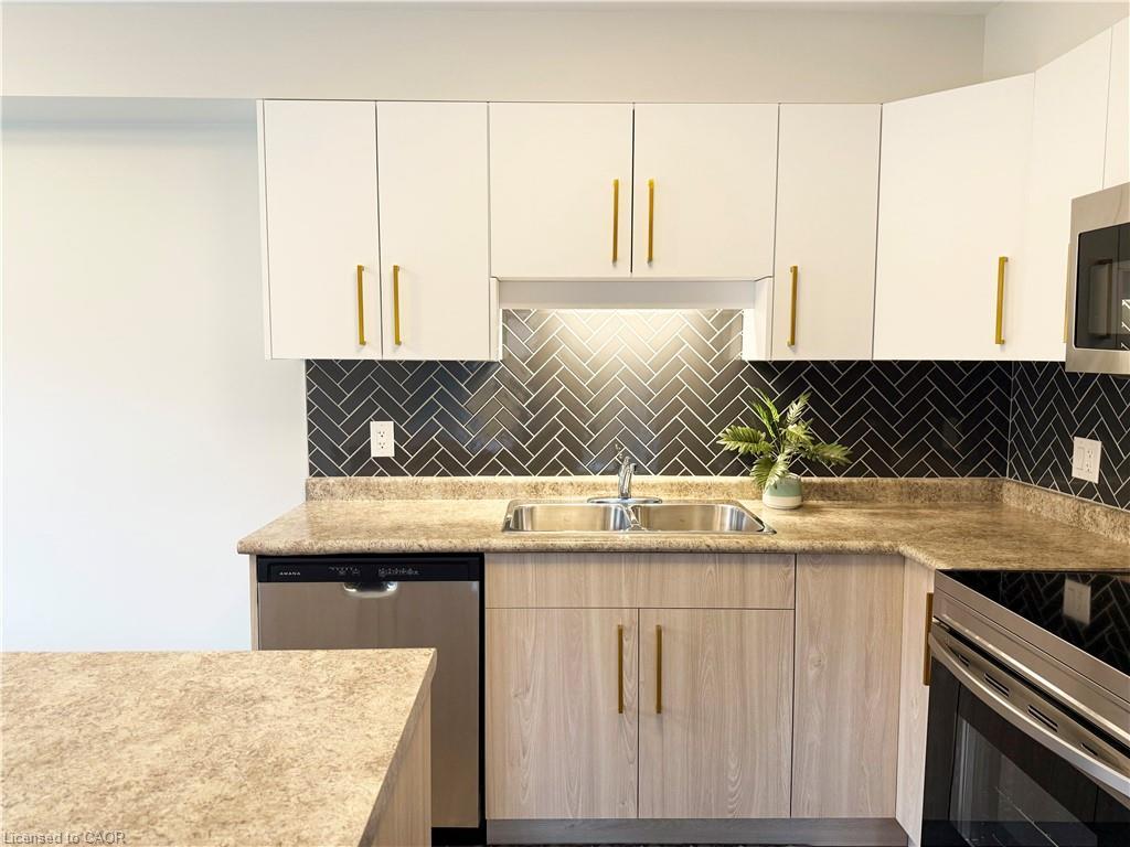 136 Winterberry Boulevard, Thorold, ON - Indoor Photo Showing Kitchen