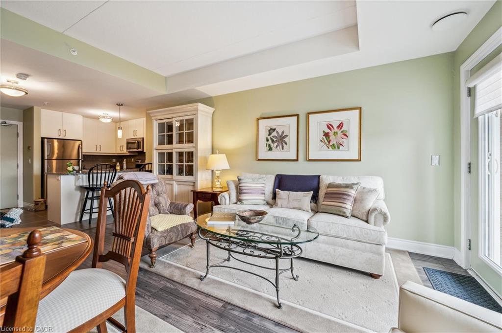 202-106 Bard Boulevard, Guelph, ON - Indoor Photo Showing Living Room