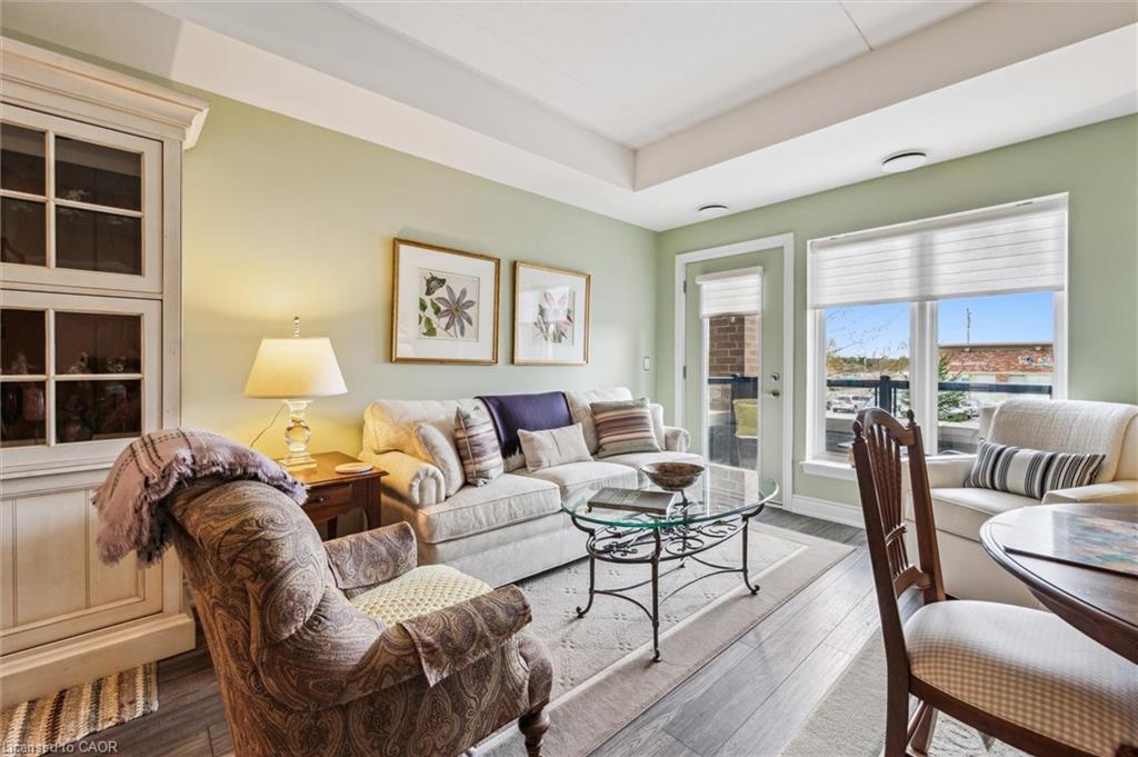 202-106 Bard Boulevard, Guelph, ON - Indoor Photo Showing Living Room