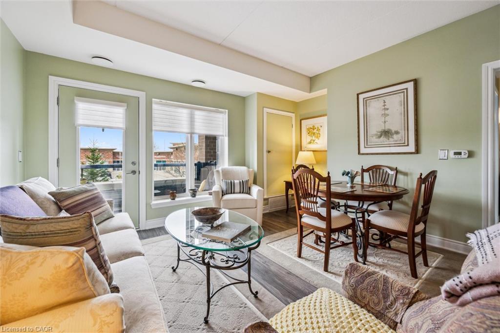 202-106 Bard Boulevard, Guelph, ON - Indoor Photo Showing Living Room