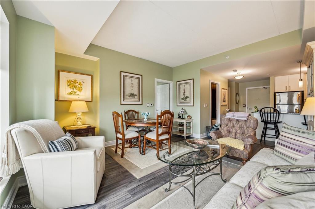 202-106 Bard Boulevard, Guelph, ON - Indoor Photo Showing Living Room