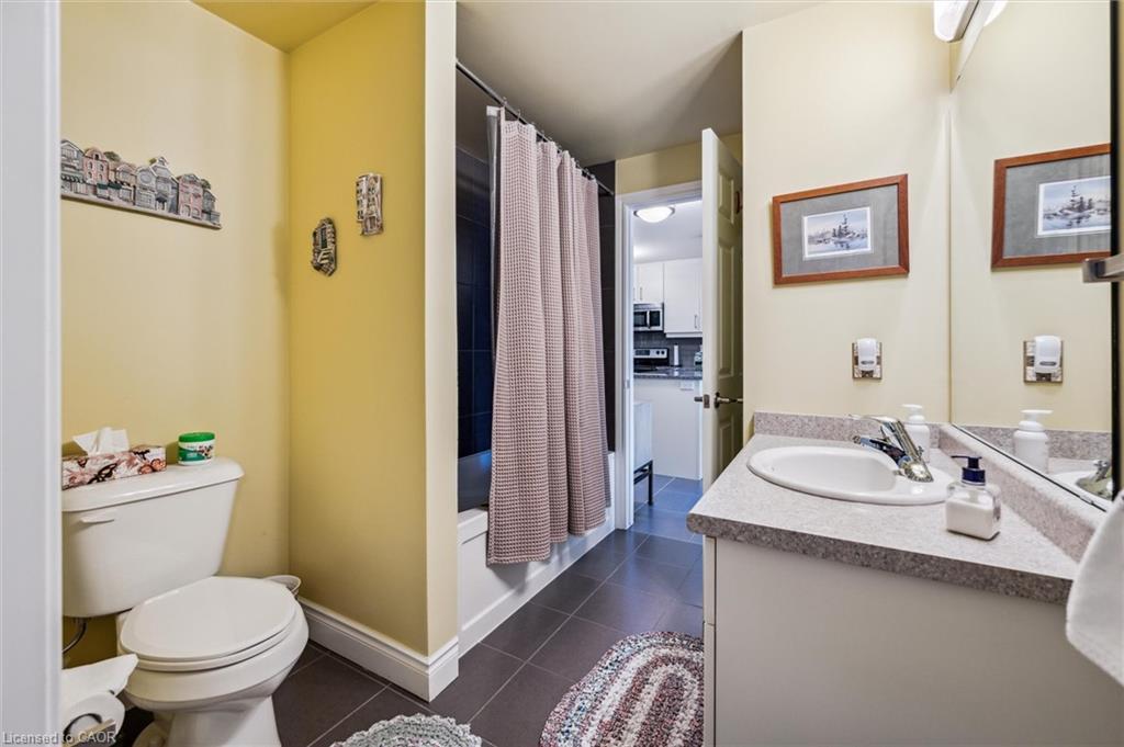 202-106 Bard Boulevard, Guelph, ON - Indoor Photo Showing Bathroom