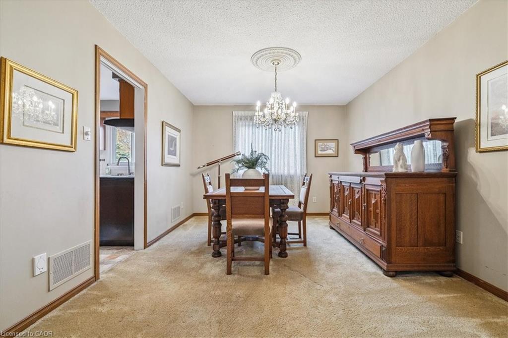 595 Barons Court, Burlington, ON - Indoor Photo Showing Dining Room