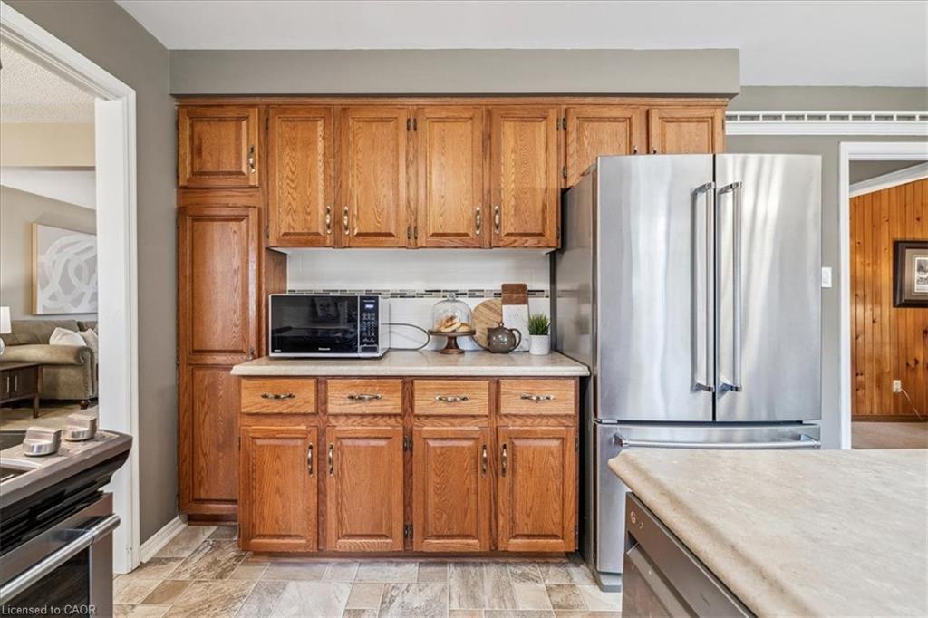 595 Barons Court, Burlington, ON - Indoor Photo Showing Kitchen