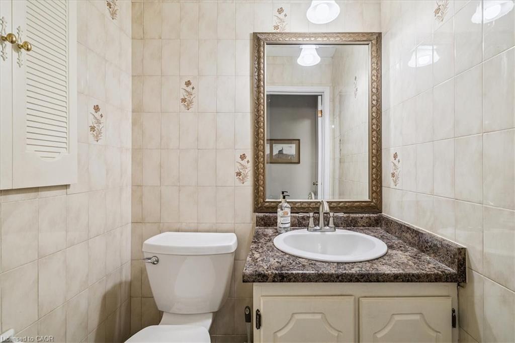 595 Barons Court, Burlington, ON - Indoor Photo Showing Bathroom