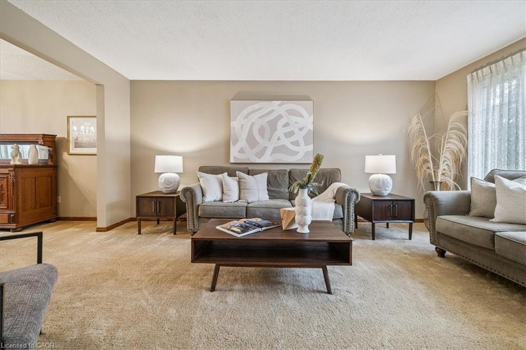 595 Barons Court, Burlington, ON - Indoor Photo Showing Living Room