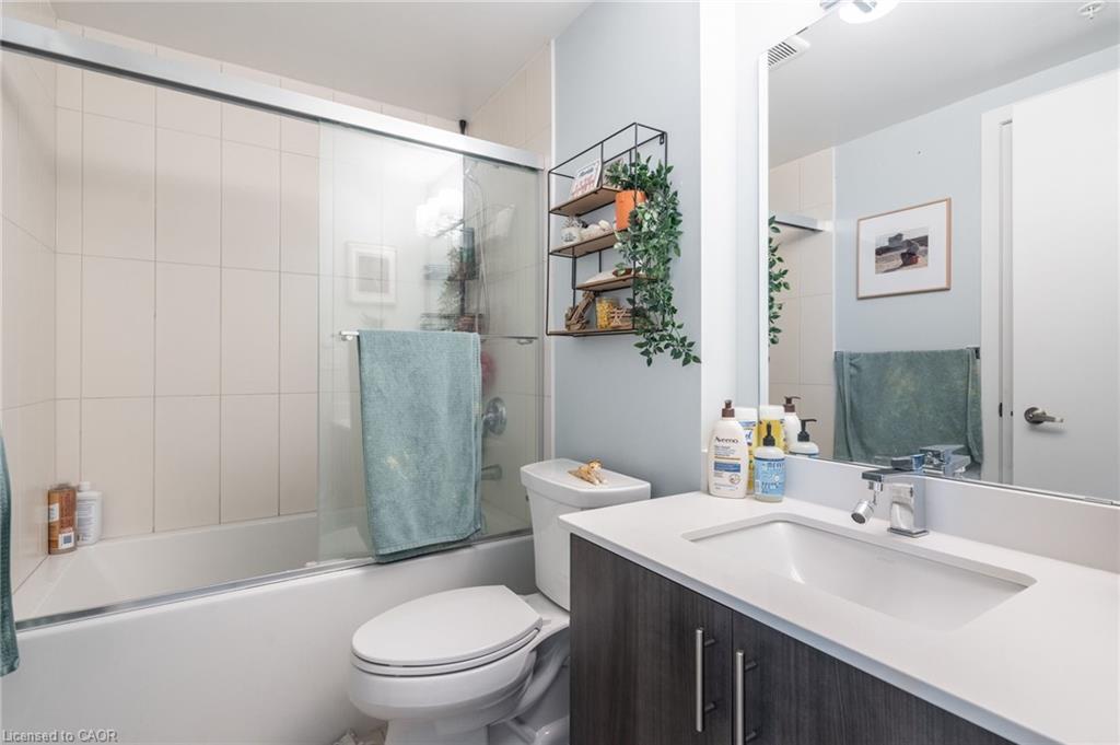 404-550 North Service Road, Grimsby, ON - Indoor Photo Showing Bathroom