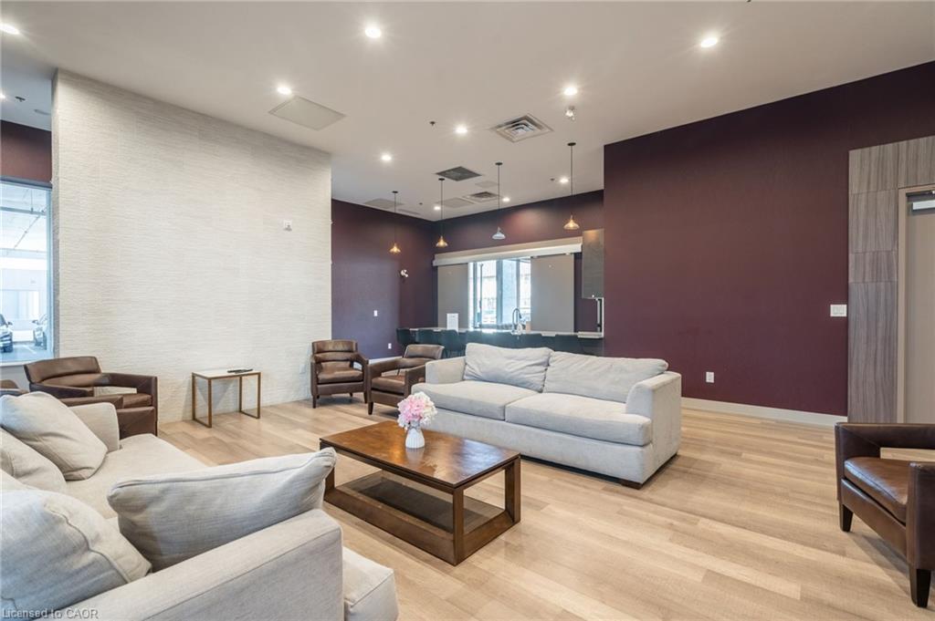 404-550 North Service Road, Grimsby, ON - Indoor Photo Showing Living Room