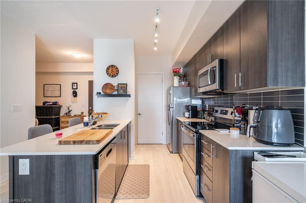 404-550 North Service Road, Grimsby, ON - Indoor Photo Showing Kitchen With Double Sink