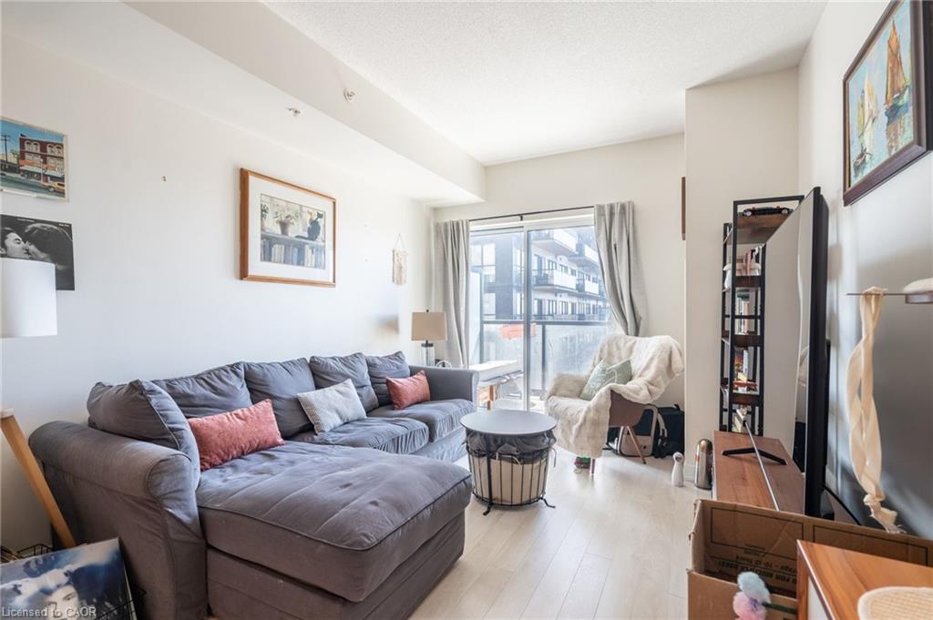 404-550 North Service Road, Grimsby, ON - Indoor Photo Showing Living Room