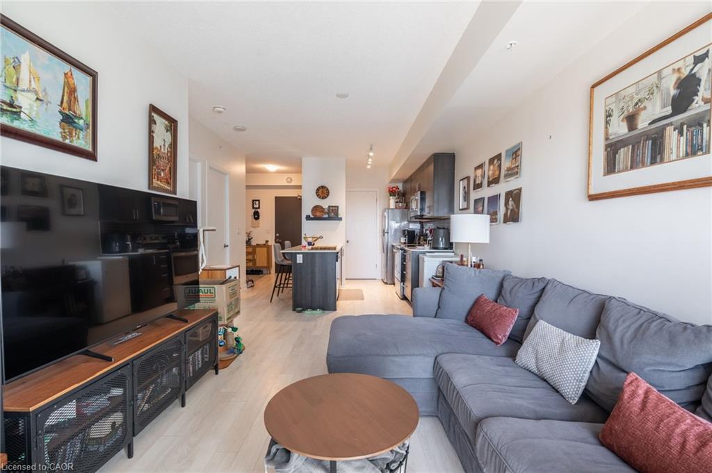 404-550 North Service Road, Grimsby, ON - Indoor Photo Showing Living Room