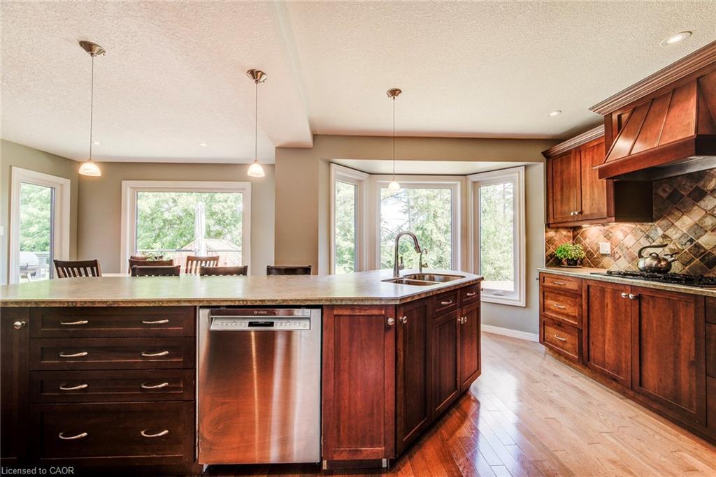 33 Tinatawa Court, Kitchener, ON - Indoor Photo Showing Kitchen With Double Sink With Upgraded Kitchen