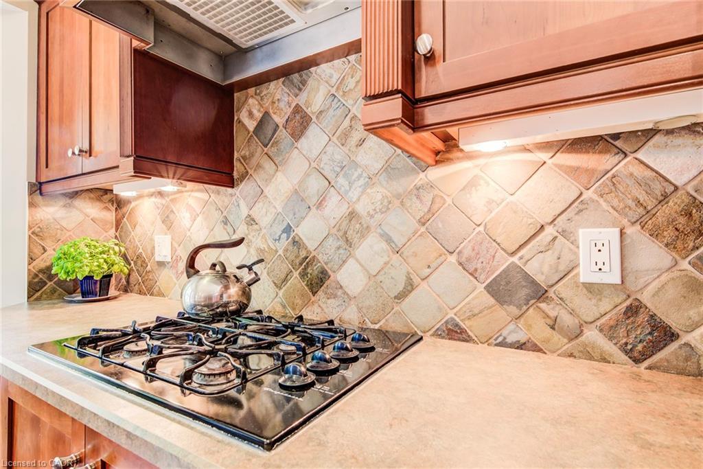 33 Tinatawa Court, Kitchener, ON - Indoor Photo Showing Kitchen