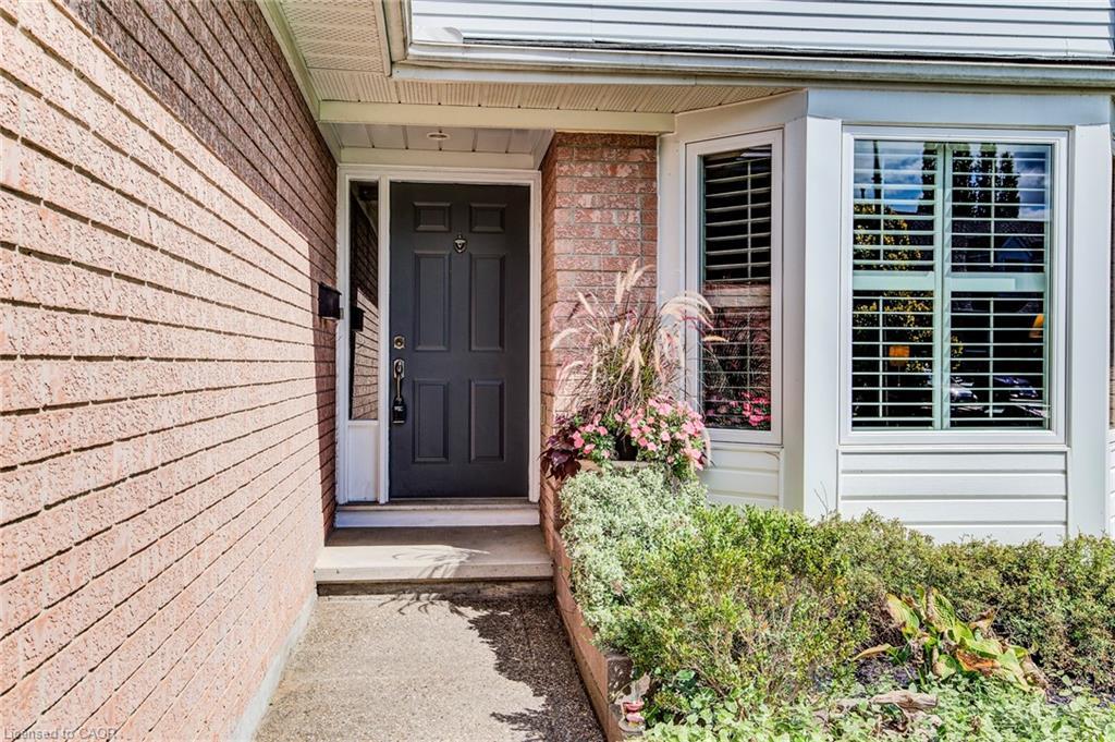 33 Tinatawa Court, Kitchener, ON - Outdoor