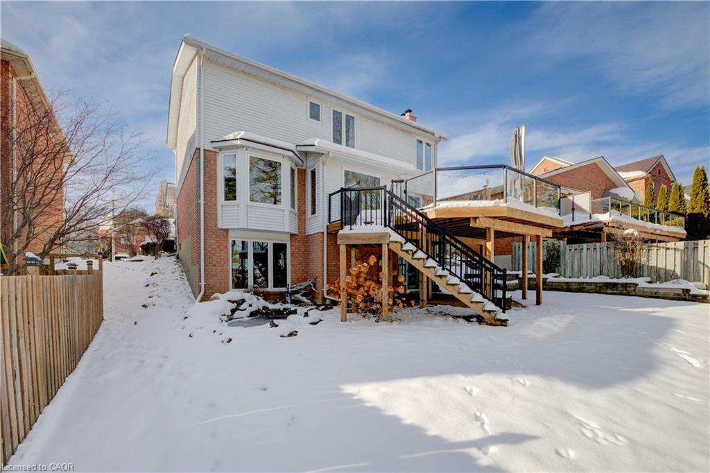 33 Tinatawa Court, Kitchener, ON - Outdoor