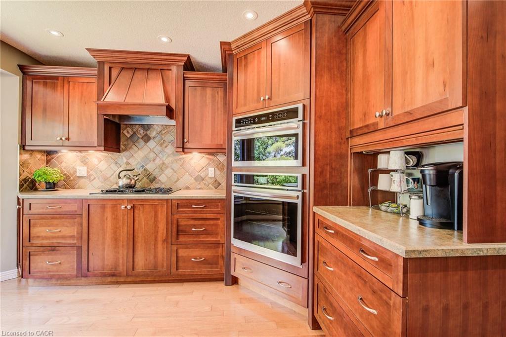 33 Tinatawa Court, Kitchener, ON - Indoor Photo Showing Kitchen
