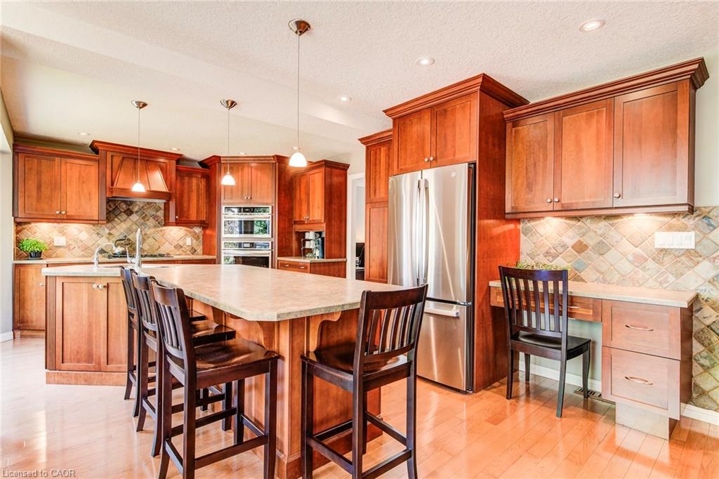 33 Tinatawa Court, Kitchener, ON - Indoor Photo Showing Kitchen With Upgraded Kitchen