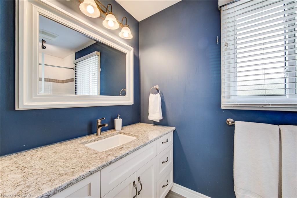 33 Tinatawa Court, Kitchener, ON - Indoor Photo Showing Bathroom