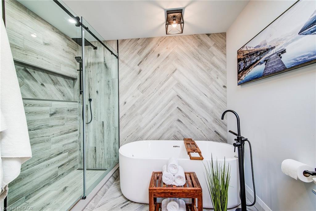 33 Tinatawa Court, Kitchener, ON - Indoor Photo Showing Bathroom