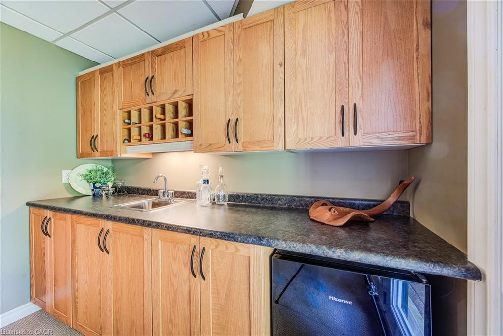 33 Tinatawa Court, Kitchener, ON - Indoor Photo Showing Kitchen