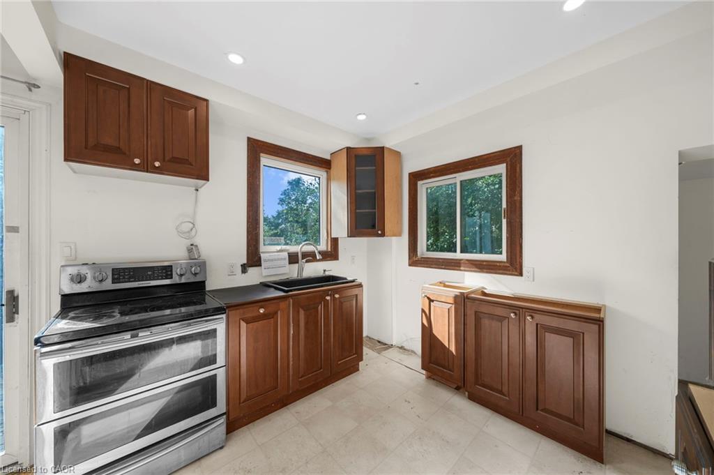 43 Perry Street, Barrie, ON - Indoor Photo Showing Kitchen