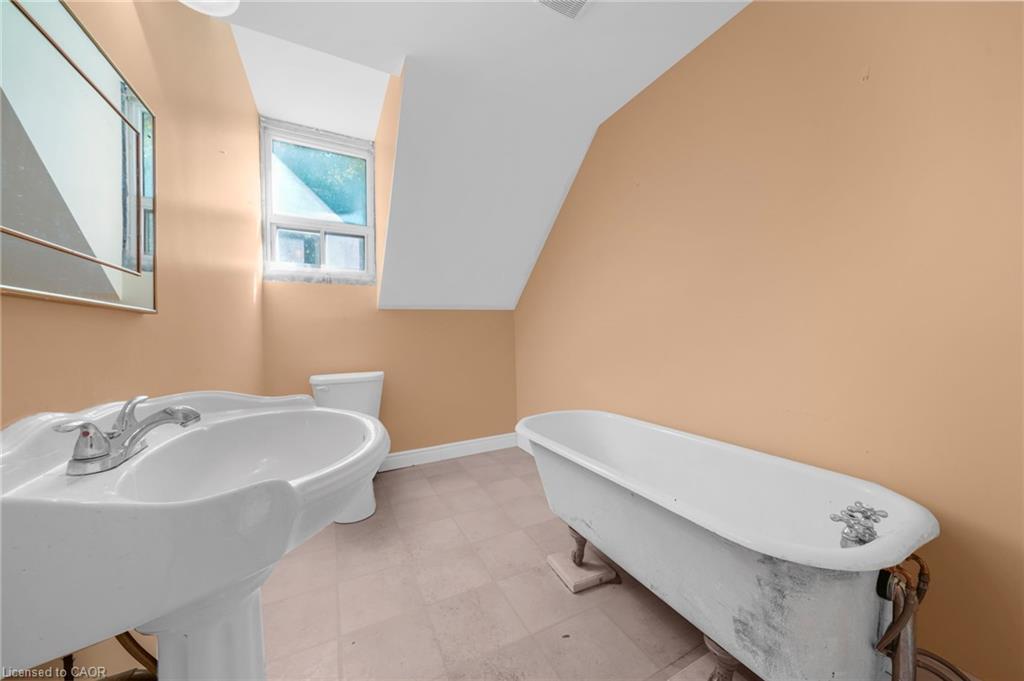 43 Perry Street, Barrie, ON - Indoor Photo Showing Bathroom