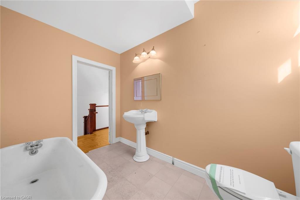 43 Perry Street, Barrie, ON - Indoor Photo Showing Bathroom