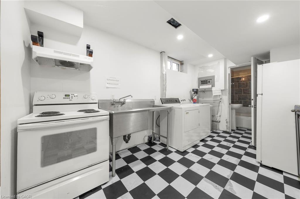 43 Perry Street, Barrie, ON - Indoor Photo Showing Laundry Room