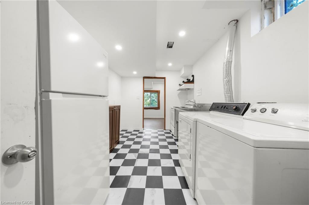 43 Perry Street, Barrie, ON - Indoor Photo Showing Laundry Room