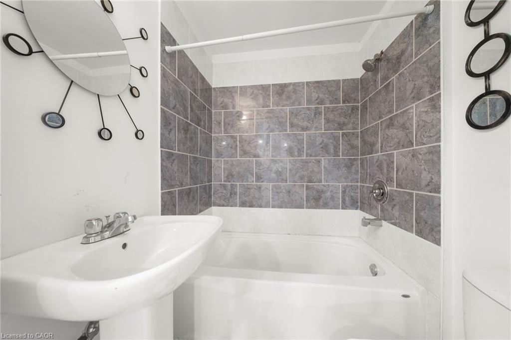 43 Perry Street, Barrie, ON - Indoor Photo Showing Bathroom