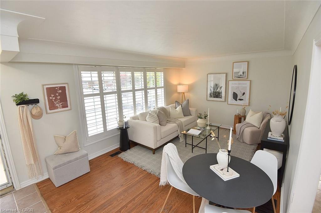 130 Delmar Drive, Hamilton, ON - Indoor Photo Showing Living Room